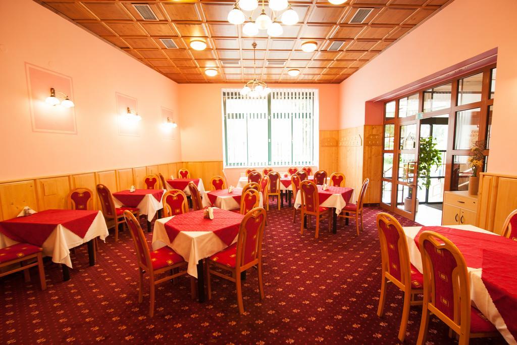 Sport-V-Hotel Hrotovice Extérieur photo
