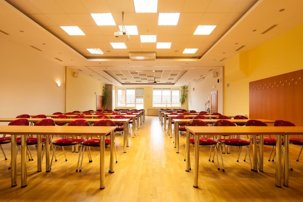Sport-V-Hotel Hrotovice Extérieur photo