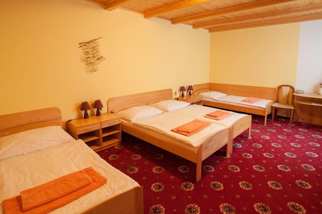Sport-V-Hotel Hrotovice Chambre photo