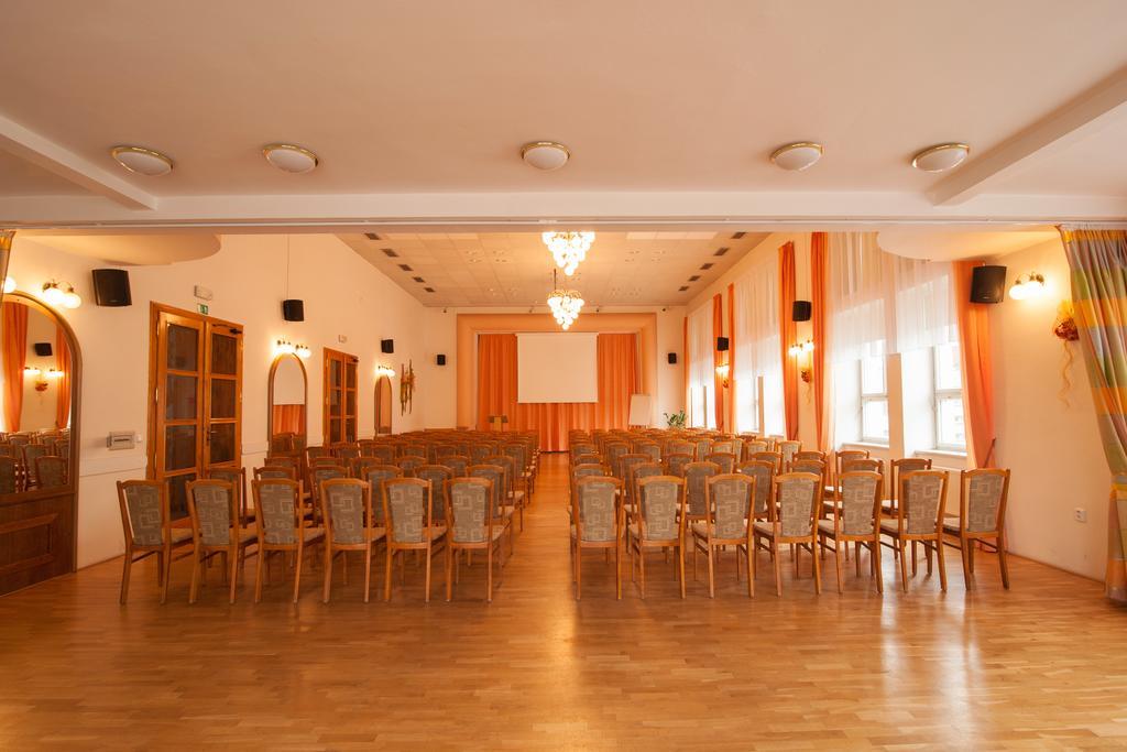 Sport-V-Hotel Hrotovice Extérieur photo